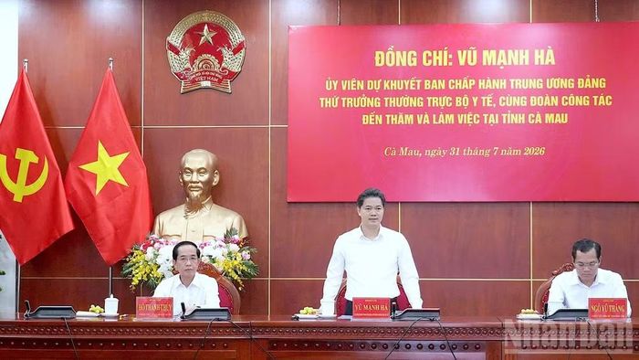 Thứ trưởng Thường trực Bộ Y tế Vũ Mạnh Hà (giữa) phát biểu tại buổi làm việc với tỉnh Cà Mau.