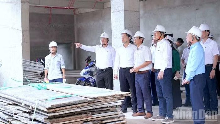 Thứ trưởng Thường trực Bộ Y tế Vũ Mạnh Hà (thứ 3 từ trái qua) khảo sát thực tế Dự án Bệnh viện đa khoa Cà Mau quy mô 1.200 giường.