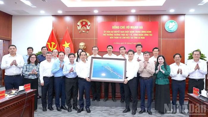Đồng chí Hồ Thanh Thủy, Phó Bí thư Tỉnh ủy, Chủ tịch Ủy ban Mặt trận Tổ quốc Việt Nam tỉnh Cà Mau (thứ 6, từ trái, hàng thứ nhất) tặng quà lưu niệm cho Thứ trưởng Thường trực Bộ Y tế Vũ Mạnh Hà.