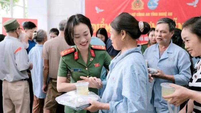 Những suất cơm ấm nóng được trao đến người nhà, bệnh nhân.