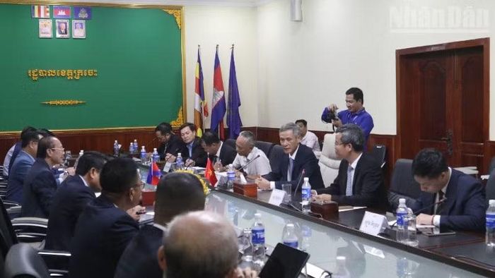 Đoàn công tác Đại sứ quán Việt Nam tại Campuchia do Đại sứ Nguyễn Minh Vũ dẫn đầu làm việc với lãnh đạo tỉnh Kratie, tháng 5/2026. (Ảnh: HUY VŨ)
