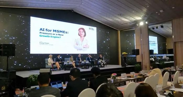 Bà Phạm Thị Thu Hằng, Nhà sáng lập kiêm Tổng Giám đốc 5S Media trình bày tham luận tại hội thảo.