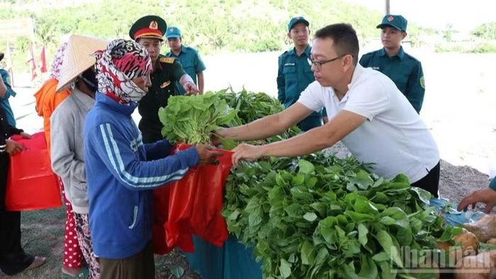 Người dân xóm Đá Voi, tổ dân phố Giải Phóng, phường Ba Ngòi (tỉnh Khánh Hòa) nhận miễn phí các nhu yếu phẩm phục vụ sinh hoạt hằng ngày từ những "Gian hàng 0 đồng".