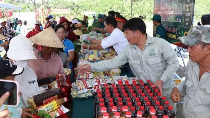 Ban CHQS phường Ba Ngòi (tỉnh Khánh Hòa) cùng các mạnh thường quân trao quà cho bà con xóm Đá Voi. (ảnh: NGUYỄN TRUNG)