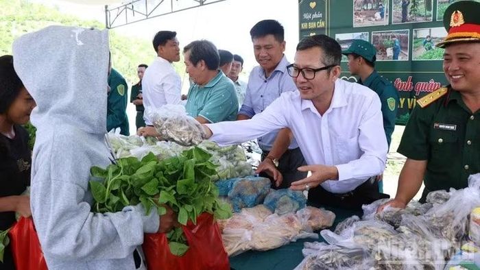 Lãnh đạo địa phương và Ban CHQS phường Ba Ngòi ân cần thăm hỏi và trao tận tay những phần quà nghĩa tình cho người dân xóm Đá Voi.