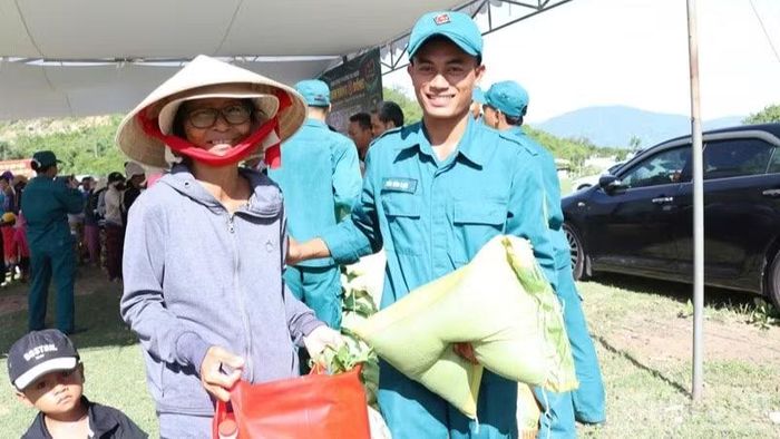 Người dân xóm Đá Voi, phường Ba Ngòi phấn khởi khi nhận nhu yếu phẩm từ chương trình trao gửi.