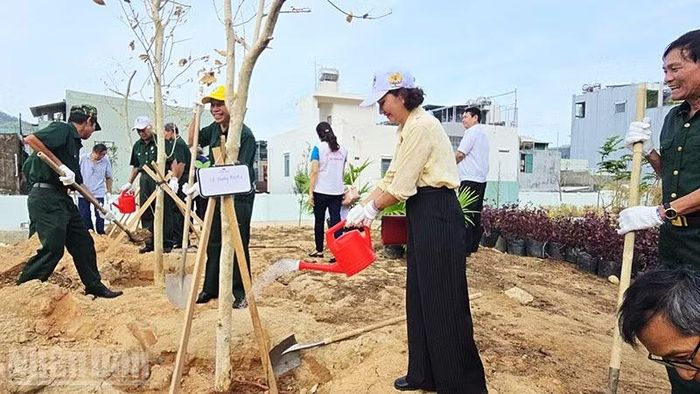 Lãnh đạo phường Quy Nhơn Nam tham gia trồng cây.