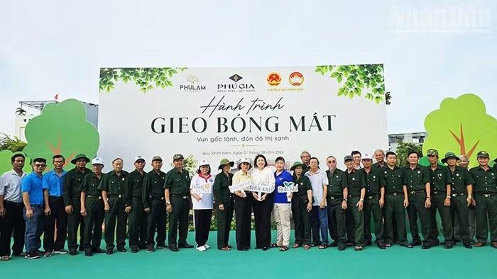 Các đại biểu chụp hình lưu niệm.