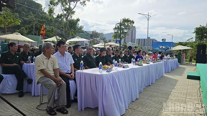 Các đại biểu và người dân địa phương tham dự chương trình.