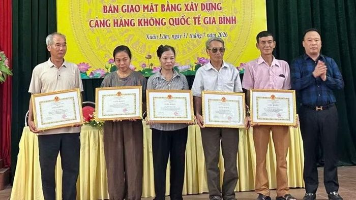 Ủy ban nhân dân xã Gia Bình khen thưởng 5 hộ dân gương mẫu, tiên phong trong công tác di dời tài sản, bàn giao mặt bằng phục vụ dự án sân bay Gia Bình.