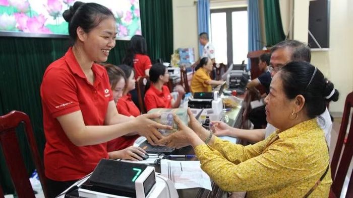 Người dân Đổng Lâm nhận tiền bồi thường, hỗ trợ, tái định cư.