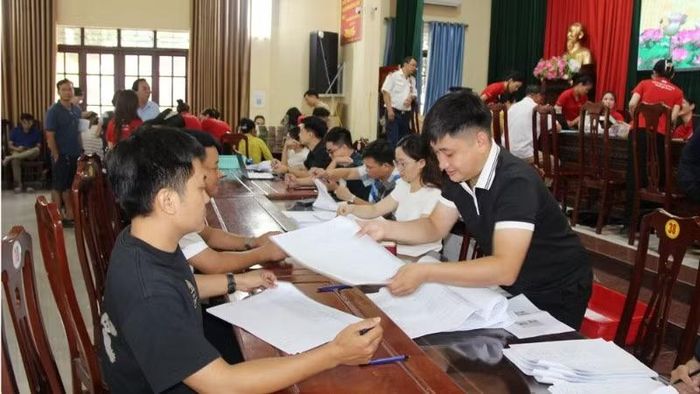 Hỗ trợ người dân hoàn thiện thủ tục trước khi nhận tiền bồi thường.