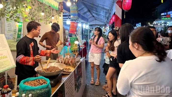 Khách tham quan các gian hàng tại hội chợ.