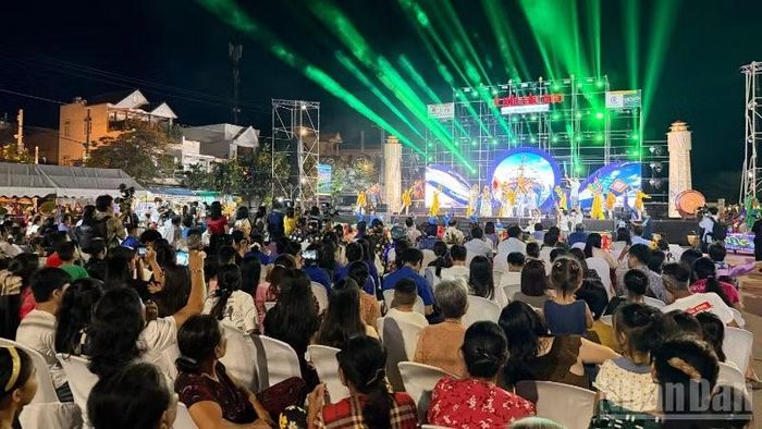 Lễ khai mạc với nhiều ca khúc hát về biển.
