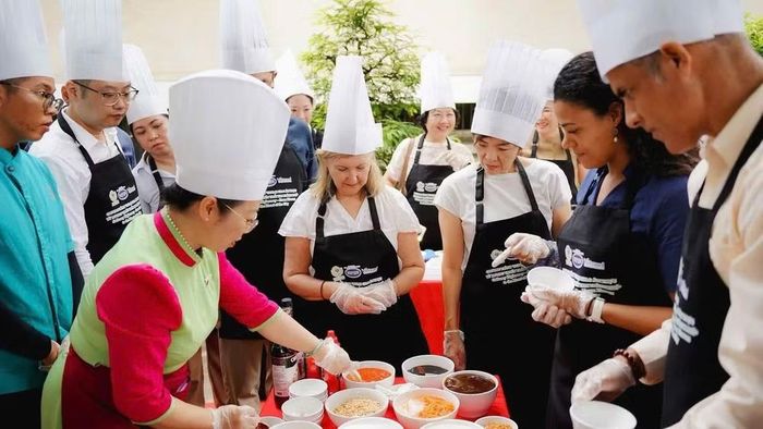 Các đầu bếp Việt Nam và quốc tế tại chương trình. (Ảnh: VCCA)