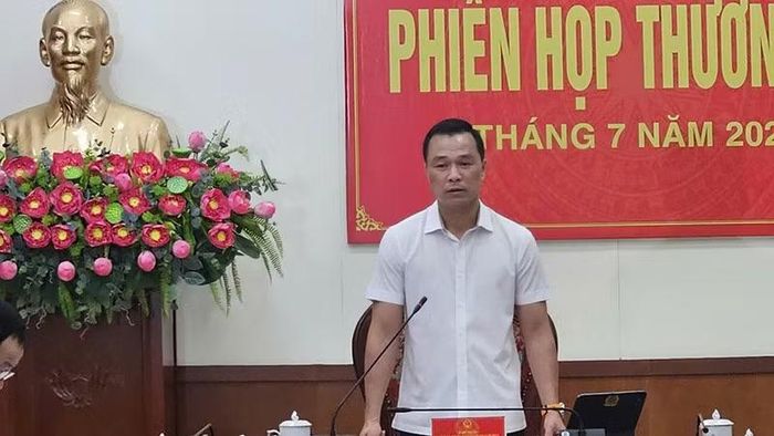 Chủ tịch Ủy ban nhân dân tỉnh Thanh Hóa Tô Anh Dũng phát biểu kết luận phiên họp. (Ảnh: MAI LUẬN)