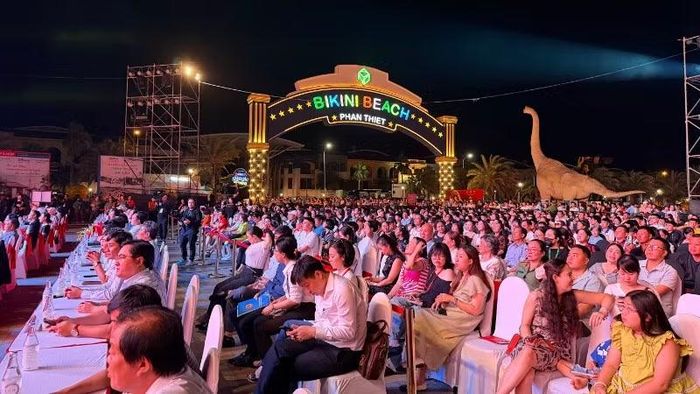Nhiều du khách dự lễ khai mạc.