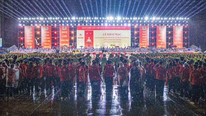 Lễ khai mạc diễn ra trang trọng giữa cơn mưa nặng hạt tại "thành phố đáng sống"