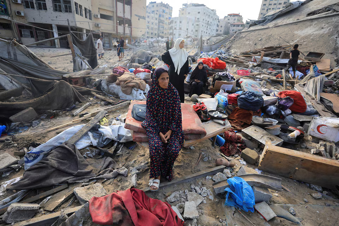Người dân Palestine giữa đống đổ nát sau một vụ tấn công của Israel tại thành phố Gaza, ngày 30-7-2026. Ảnh: Reuters