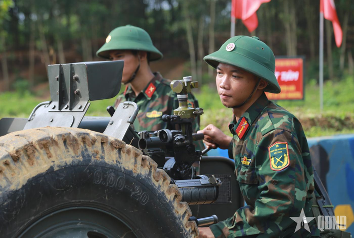 Pháo thủ Khẩu đội 3, Trung đội 2, Đại đội 6, Tiểu đoàn 2, Lữ đoàn Pháo binh 168 lấy phần tử bắn.