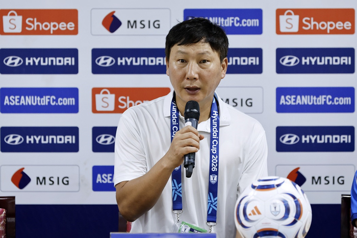 Huấn luyện viên Kim Sang-sik chia sẻ sau trận. Ảnh: VFF