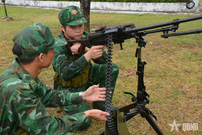 Cán bộ hướng dẫn tỉ mỉ cho chiến sĩ trong quá trình huấn luyện. 