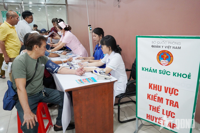 Đội ngũ bác sĩ Bệnh viện Quân y 175 (Bộ Quốc phòng) khám bệnh cho người dân phường Hạnh Thông, TP Hồ Chí Minh.