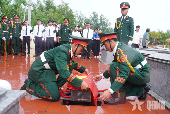 Lễ truy điệu, an táng hài cốt liệt sĩ.
