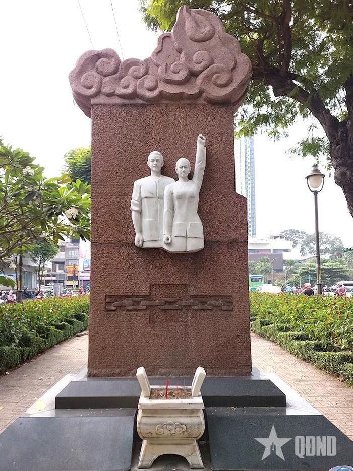 Bia tưởng niệm đồng chí Lê Thị Riêng và Trần Văn Kiểu tại khu vực hai đồng chí hy sinh (đường Hồng Bàng, phường Chợ Lớn, TP Hồ Chí Minh).
