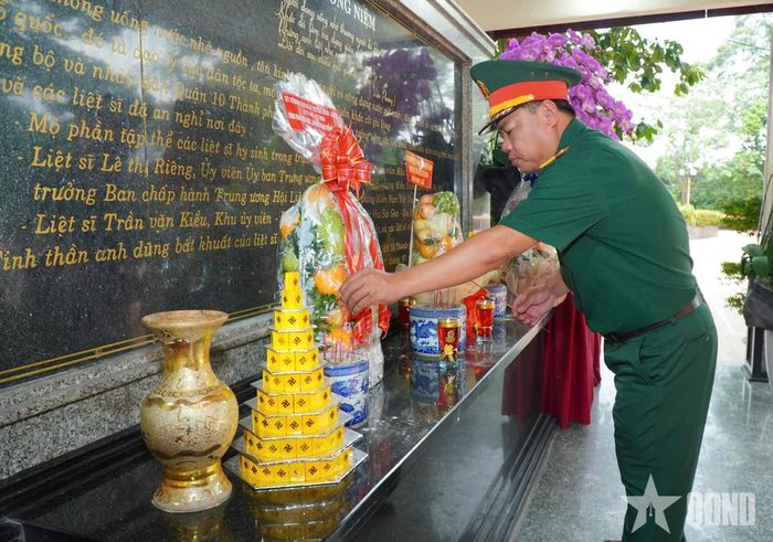 Nơi thờ đồng chí Lê Thị Riêng và Trần Văn Kiểu tại Công viên Lê Thị Riêng (phường Hòa Hưng, TP Hồ Chí Minh).