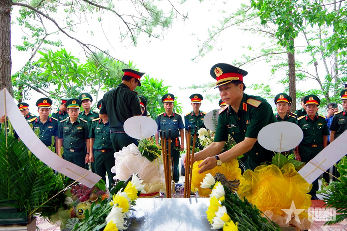 Thiếu tướng Lê Văn Trung, Phó chính ủy Quân khu 4 dâng hương tại Nghĩa trang Liệt sĩ Đảo Mê, tỉnh Thanh Hóa.