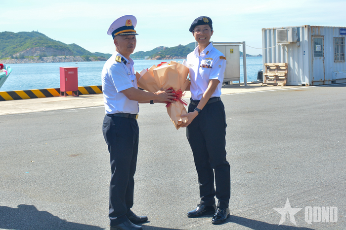Đại tá Nguyễn Hải Châu tặng hoa Đại tá Siswi Herlini.