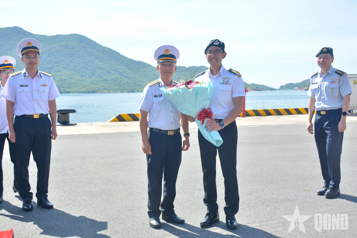 Đại tá Nguyễn Hải Châu tặng hoa Trung tá Hu Junjie Daniel.