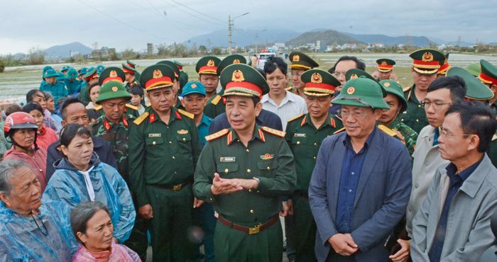 Đại tướng Phan Văn Giang, Ủy viên Bộ Chính trị, Phó bí thư Quân ủy Trung ương, Bộ trưởng Bộ Quốc phòng (nay là Ủy viên Bộ Chính trị, Phó thủ tướng Chính phủ, Phó bí thư Quân ủy Trung ương, Bộ trưởng Bộ Quốc) phòng thăm, tặng quà người dân vùng lũ tỉnh Gia Lai (22-11-2025). Trong ảnh: Đại tướng Phan Văn Giang nói chuyện với người dân xã Tuy Phước.