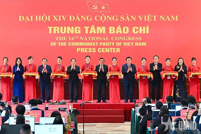 Tuyên truyền hiệu quả, tạo sức lan tỏa mạnh mẽ về Đại hội XIV của Đảng. Trong ảnh: Các đại biểu thực hiện nghi thức cắt băng khai trương Trung tâm Báo chí Đại hội XIV của Đảng. Ảnh: VŨ DUY - VĂN CHIỂN