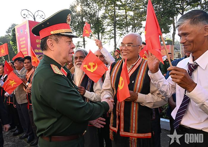 Tổng cục Chính trị tổ chức gặp mặt già làng, trưởng bản, trưởng thôn, người có uy tín, chức sắc tôn giáo tiêu biểu trên địa bàn Tây Nguyên (29-12-2025). Trong ảnh: Già làng, trưởng bản, trưởng thôn, người có uy tín, chức sắc tôn giáo đón Đại tướng Nguyễn Trọng Nghĩa, Ủy viên Bộ Chính trị, Bí thư Trung ương Đảng, Ủy viên Thường vụ Quân ủy Trung ương, Chủ nhiệm Tổng cục Chính trị.