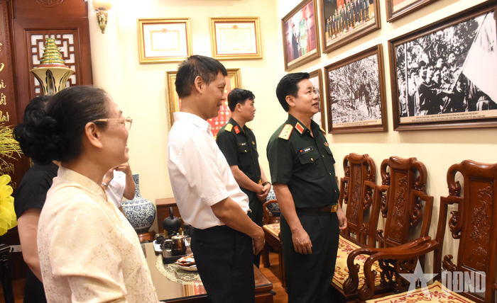  Thượng tướng Đỗ Xuân Tụng cùng gia đình xem các kỷ vật lưu giữ những dấu ấn về cuộc đời và sự nghiệp cách mạng của Tổng Bí thư Lê Khả Phiêu. 