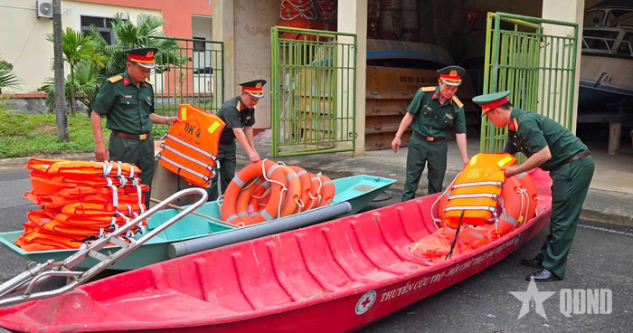  Ban CHQS xã Cẩm Xuyên chủ động chuẩn bị tốt phương tiện, vật chất bảo đảm cho nhiệm vụ phòng, chống lụt bão, tìm kiếm cứu nạn khi có tình huống xảy ra. 