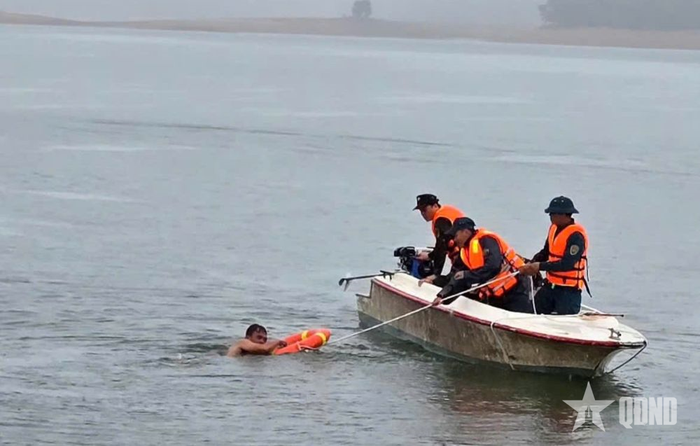  Ban CHQS xã Cẩm Duệ huấn luyện kỹ năng điều khiển xuồng cao tốc và thực hành kỹ năng tiếp cận, ứng cứu người bị lũ cuốn trôi. 