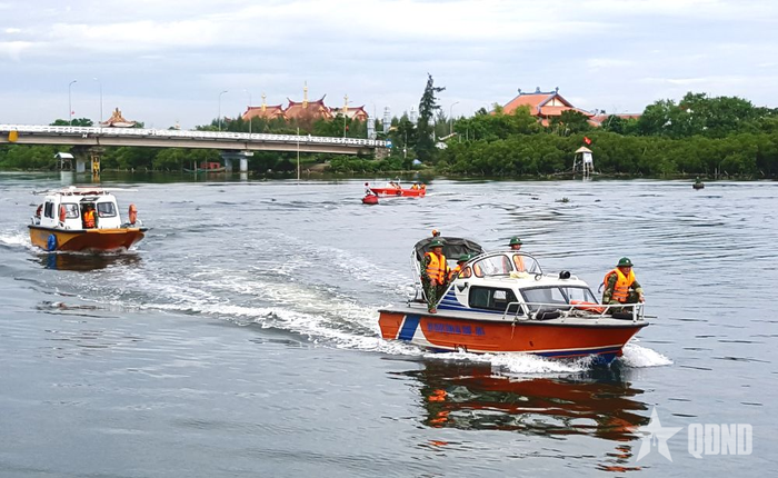 Bộ CHQS tỉnh tổ chức tập huấn điều khiển xuồng cao tốc cho cán bộ, nhân viên lái xuồng của các đơn vị, chuẩn bị tốt lực lượng, phương tiện xử lý tình huống phòng, chống lụt bão, tìm kiếm cứu nạn. 