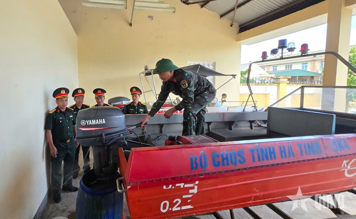  Chỉ huy Trung đoàn Bộ binh 226 (Bộ CHQS tỉnh Hà Tĩnh) tăng cường kiểm tra hệ thống phương tiện tàu xuồng, bảo đảm tốt tình trạng kỹ thuật đáp ứng yêu cầu khi mùa mưa bão đang đến gần. 