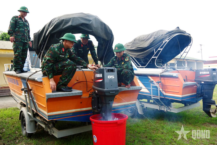 Đội ngũ cán bộ, nhân viên tàu xuồng của Bộ CHQS tỉnh Hà Tĩnh kiểm tra, bảo dưỡng, sửa chữa các loại phương tiện tàu xuồng, máy nổ chuẩn bị cho thực hiện nhiệm vụ. 