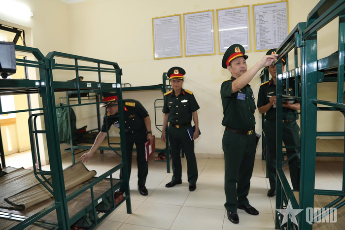 Nơi ăn ở, sinh hoạt của bộ đội được sắp đặt gọn gàng, ngăn nắp.