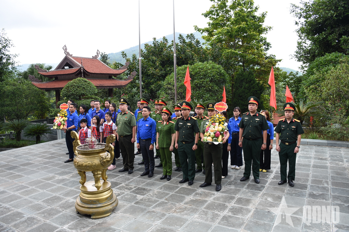 Dâng hương tại Nhà tưởng niệm Chủ tịch Hồ Chí Minh. 