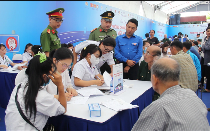  Khám bệnh, tư vấn sức khỏe và cấp phát thuốc miễn phí cho người dân tại xã Nghinh Trường, tỉnh Thái Nguyên.