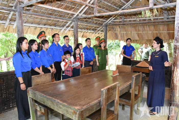  Đoàn tham quan Lán Tỉn Keo.