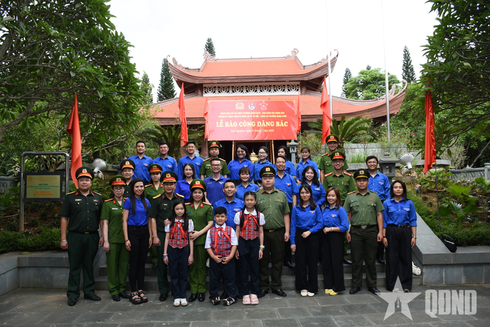  Đoàn dâng hương, tham quan Nhà tưởng niệm Chủ tịch Hồ Chí Minh.