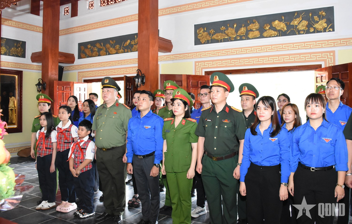  Dâng hương tại Khu di tích lịch sử Đồi Phong tướng. 