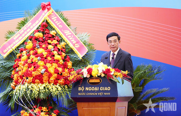 Đại tướng Phan Văn Giang, Ủy viên Bộ Chính trị, Phó thủ tướng Chính phủ, Bộ trưởng Bộ Quốc phòng trình bày tham luận tại Hội nghị Ngoại giao lần thứ 33. Ảnh: VŨ PHONG