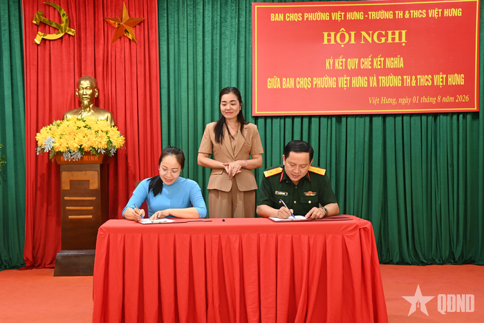 Ban CHQS phường Việt Hưng ký kết quy chế kết nghĩa với Trường Tiểu học và Trung học cơ sở Việt Hưng.